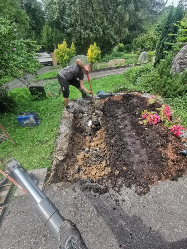 Mann bei der Grabräumung