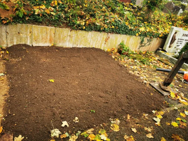 Geebnete Grabfläche mit frischer Erde